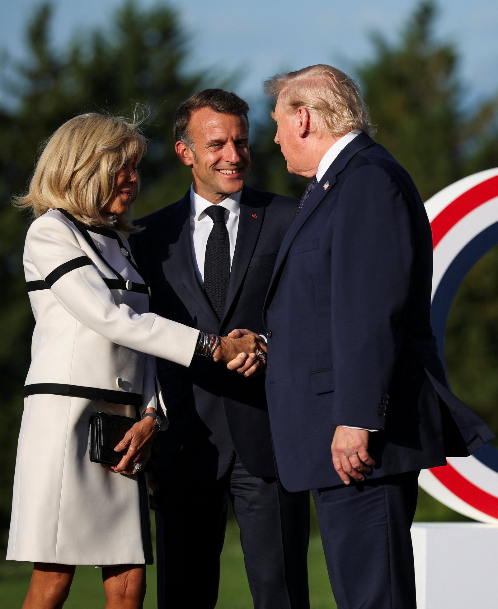 ប្រធានាធិបតី Donald Trump ចាប់ដៃជាមួយស្ត្រីទីមួយបារាំង Brigitte Macron ប្រហែល 13 វិនាទីនៅឯកិច្ចប្រជុំកំពូល G7