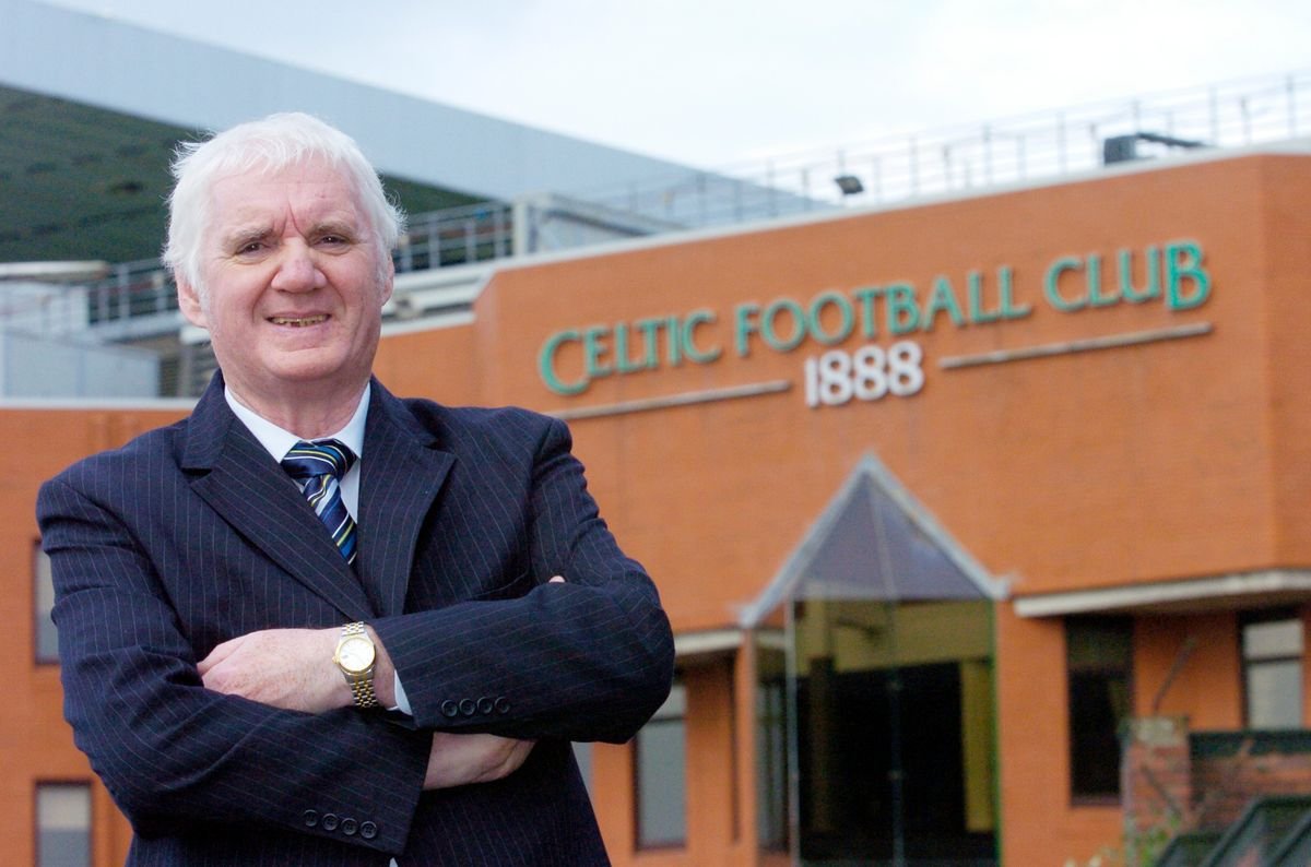 George Connelly នៅខាងក្រៅ Celtic Park ក្នុងឆ្នាំ 2007