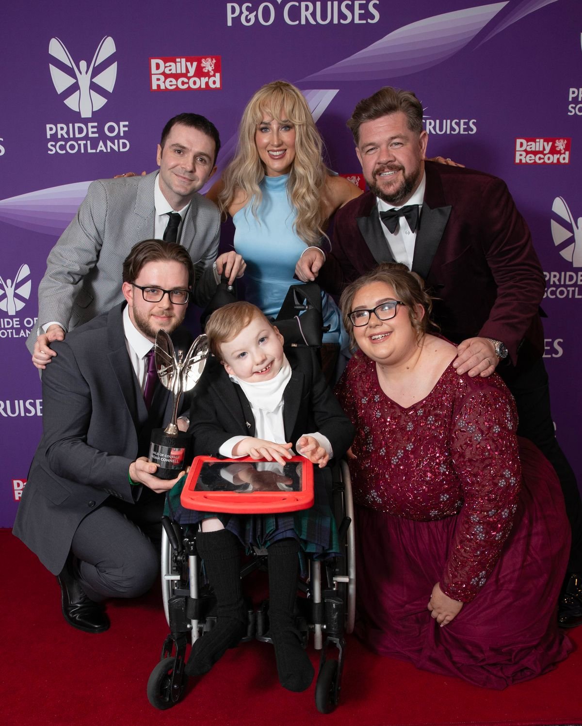 ម្ចាស់ពានរង្វាន់ Child of Courage Award Noah Connell ជាមួយម្តាយ និងឪពុក និងជាម្ចាស់ផ្ទះ Mitchell Robertson, Sheli McCoy និង Grado
