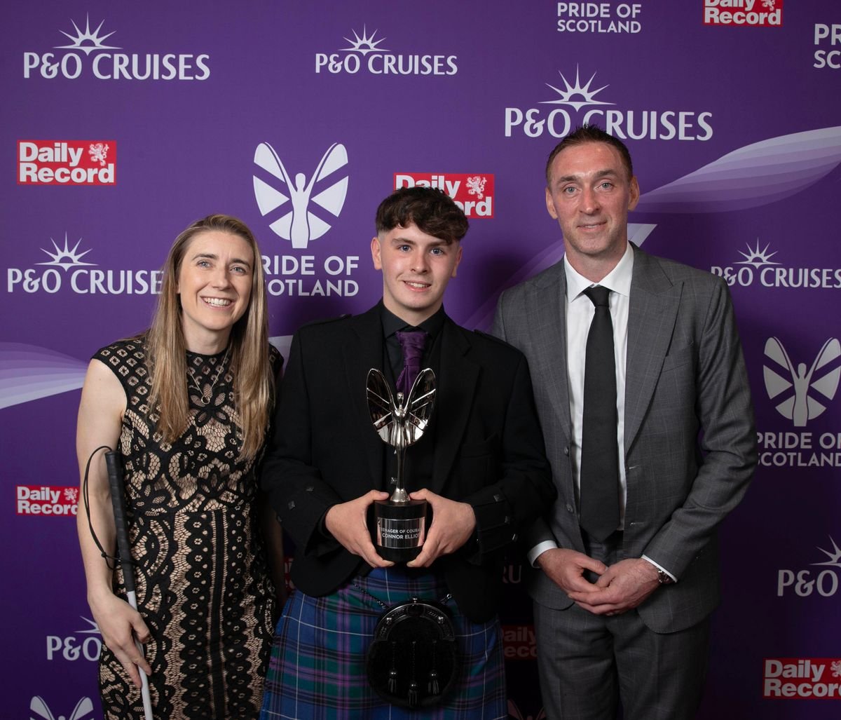 អ្នកឈ្នះពានរង្វាន់ Teenager of Courage Award Connor Elliot ជាមួយអ្នកធ្វើបទបង្ហាញ Alan McGregor និង Libby Clegg
