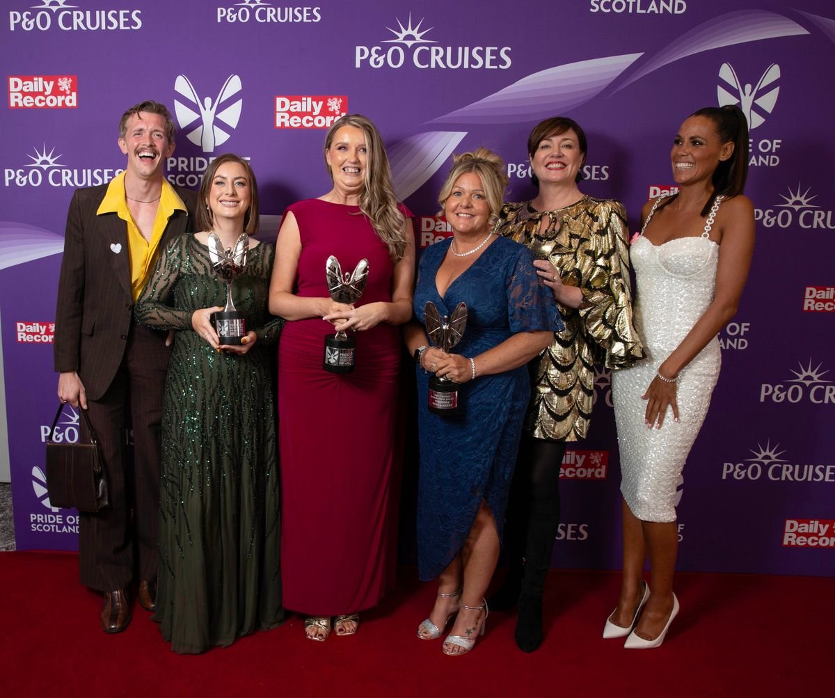 អ្នកឈ្នះពានរង្វាន់ P&O Cruises Inspirational Awards Lauren Roy-Sutherland, Suzanne Stevenson និង Lee Anne Gentles ជាមួយពិធីករ Stephen Libby, Jean Johansson និង Laurie Brett