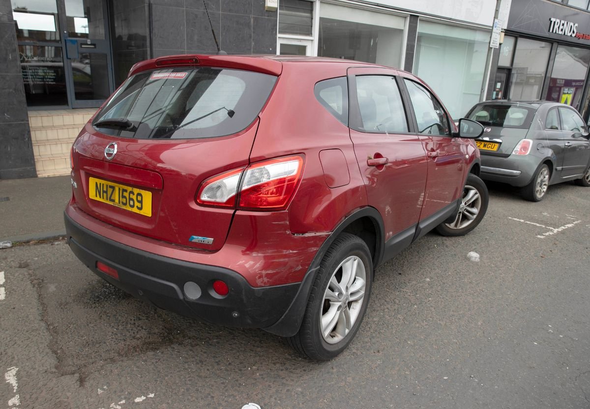 Nissan Qashqai ស្ថិតក្នុងមុំឆ្គង និងបង្ហាញសញ្ញានៃការខូចខាត
