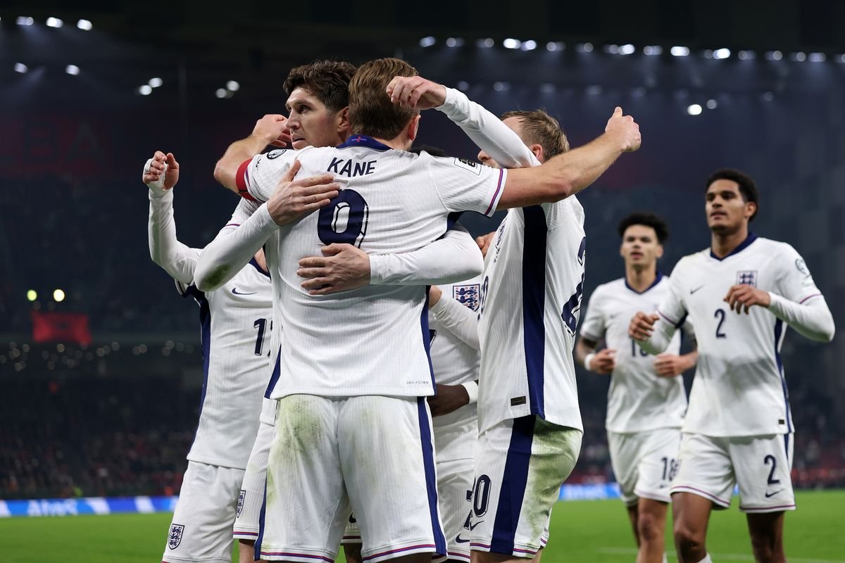 Harry Kane ជនជាតិអង់គ្លេសអបអរគ្រាប់បាល់ដំបូងរបស់ក្រុមរបស់គាត់ជាមួយមិត្តរួមក្រុមក្នុងការប្រកួតជម្រុះ FIFA World Cup ឆ្នាំ 2026 រវាងអាល់បានី និងអង់គ្លេសនៅកីឡដ្ឋាន Air Albania ថ្ងៃទី 16 ខែវិច្ឆិកា ឆ្នាំ 2025 ក្នុងទីក្រុង Tirana ប្រទេសអាល់បានី។ 