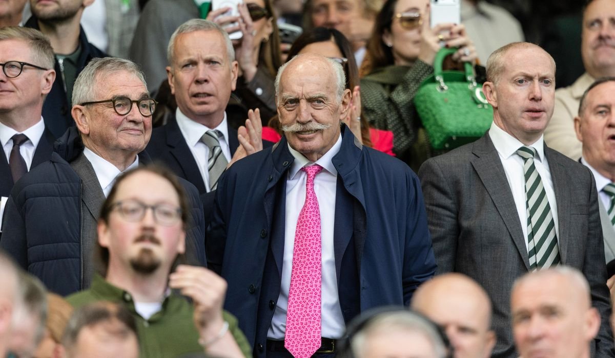 ប្រធានបណ្ដោះអាសន្ន Celtic លោក Brian Wilson ម្ចាស់ភាគហ៊ុនភាគច្រើន Dermot Desmond និងនាយកប្រតិបត្តិ Michael Nicholson