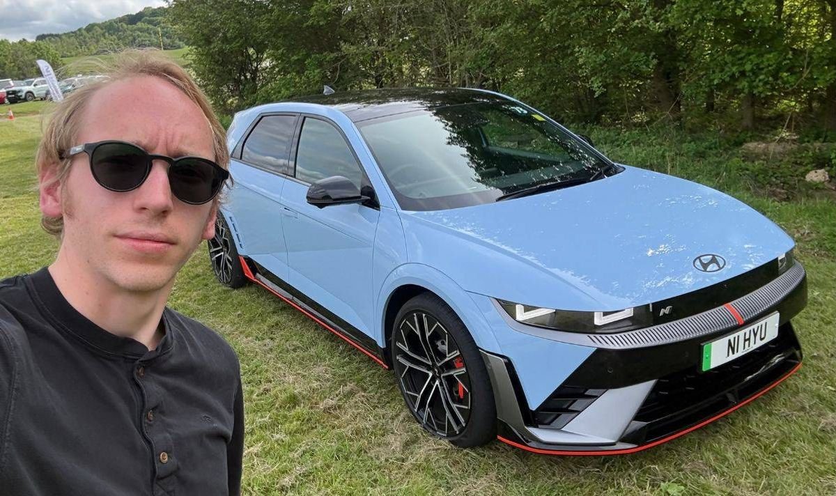 Christopher Sharp ជាមួយ Hyundai i5N