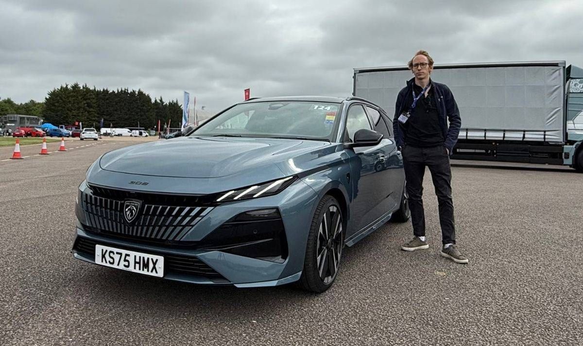 Christopher Sharp ជាមួយ Peugeot 308 SW