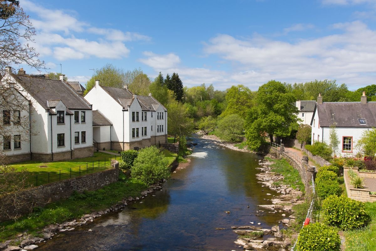 Dunblane, Scotland, United Kingdom ទិដ្ឋភាពនៃទន្លេ Allan Water នៅរដូវក្តៅនៅពេលដែលវាហូរកាត់ទីក្រុង