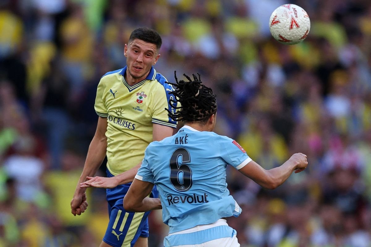 Ross Stewart រំលង Nathan Ake