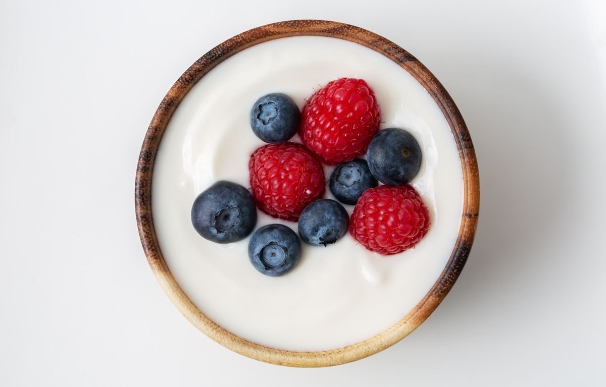 ទឹកដោះគោយ៉ាអួ Berry នៅក្នុងចានមួយនិង blueberries ស្រស់, raspberries
