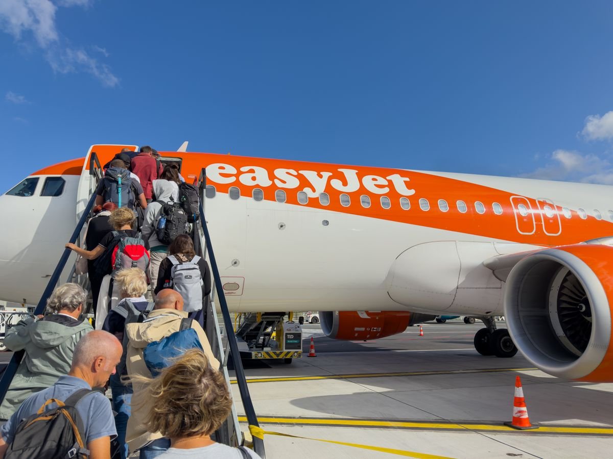 អ្នកដំណើរជិះយន្តហោះ Easyjet នៅអាកាសយានដ្ឋាន NTE Nantes Atlantique
