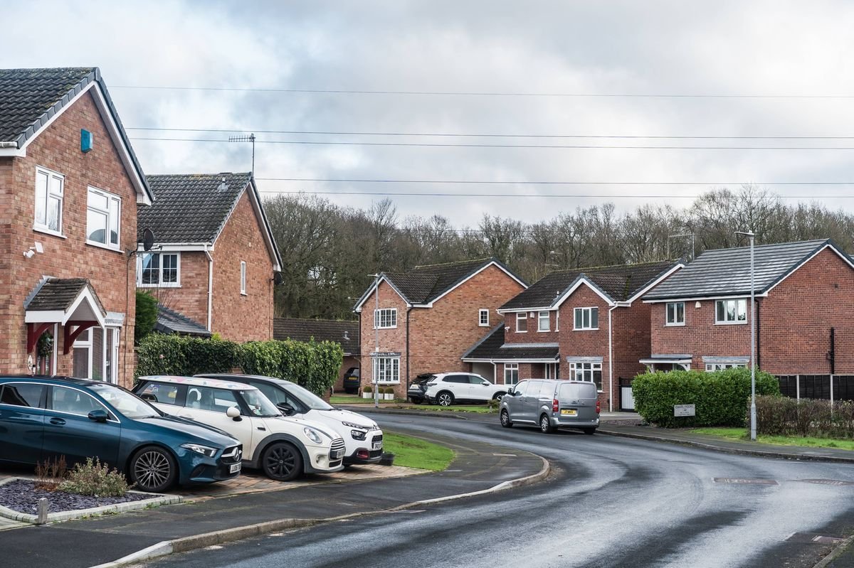 Trentham ទីក្រុង Stoke-on-Trent ប្រទេសអង់គ្លេស ថ្ងៃទី 27 ខែធ្នូ ឆ្នាំ 2025 ។ តំបន់ជាយក្រុងដ៏ស្ងប់ស្ងាត់ជាមួយនឹងផ្ទះគ្រួសារទំនើប និងរថយន្តចតនៅលើផ្លូវបើកបរ។