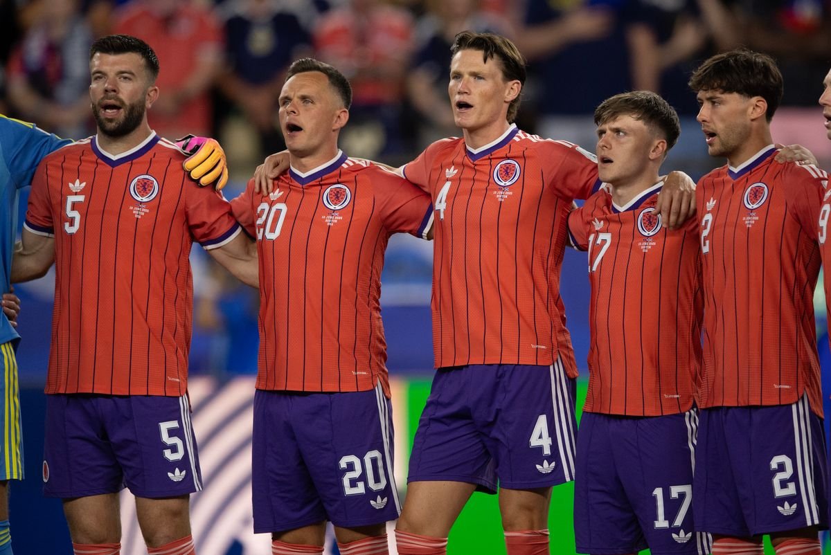 FOXBOROUGH, MASSACHUSETTS - ថ្ងៃទី 13 ខែមិថុនា៖ Grant Hanley (5), Lawrence SHANKLAND (20), Scott McTominay (4), Ben GANNON-DOAK និង Aaron HICKEY របស់ស្កុតលែន តម្រង់ជួរមុនការប្រកួត FIFA World Cup ឆ្នាំ 2026 ពូល C រវាងប្រទេសហៃទី និងស្កុតឡេន នៅថ្ងៃទី 20 2016 នៅកីឡដ្ឋាន Boston សហរដ្ឋអាមេរិក។ (រូបថតដោយ Visionhaus/Getty Images)