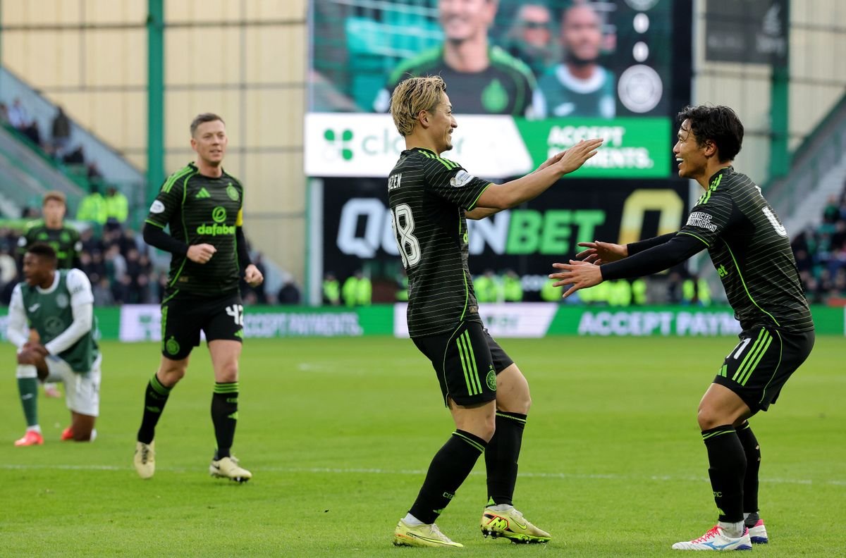 Daizen Maeda (កណ្តាល) របស់ Celtic អបអរជាមួយ Reo Hatate របស់ Celtic (ស្តាំ) បន្ទាប់ពីស៊ុតបញ្ចូលទីទល់នឹង Hibs
