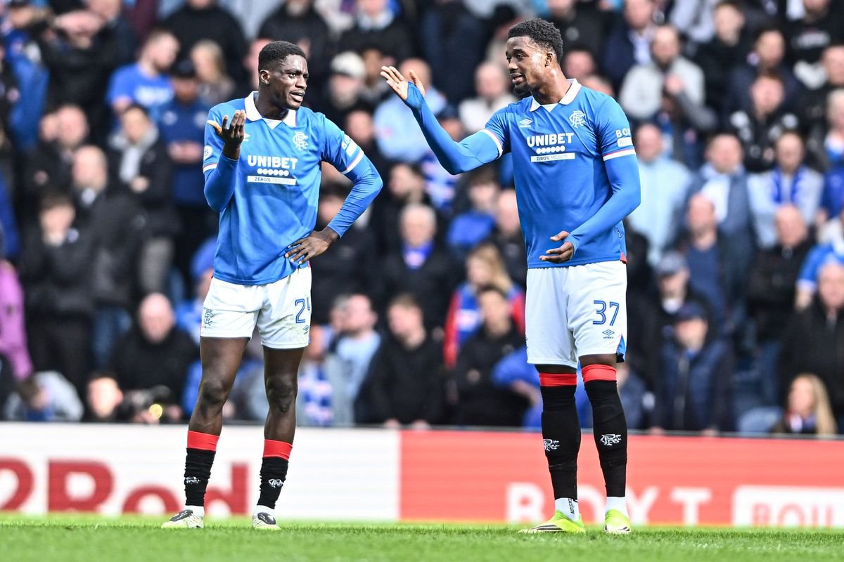 ខ្សែការពារកណ្តាលរបស់ Rangers Nasser Djiga និង Emmanuel Fernandez 