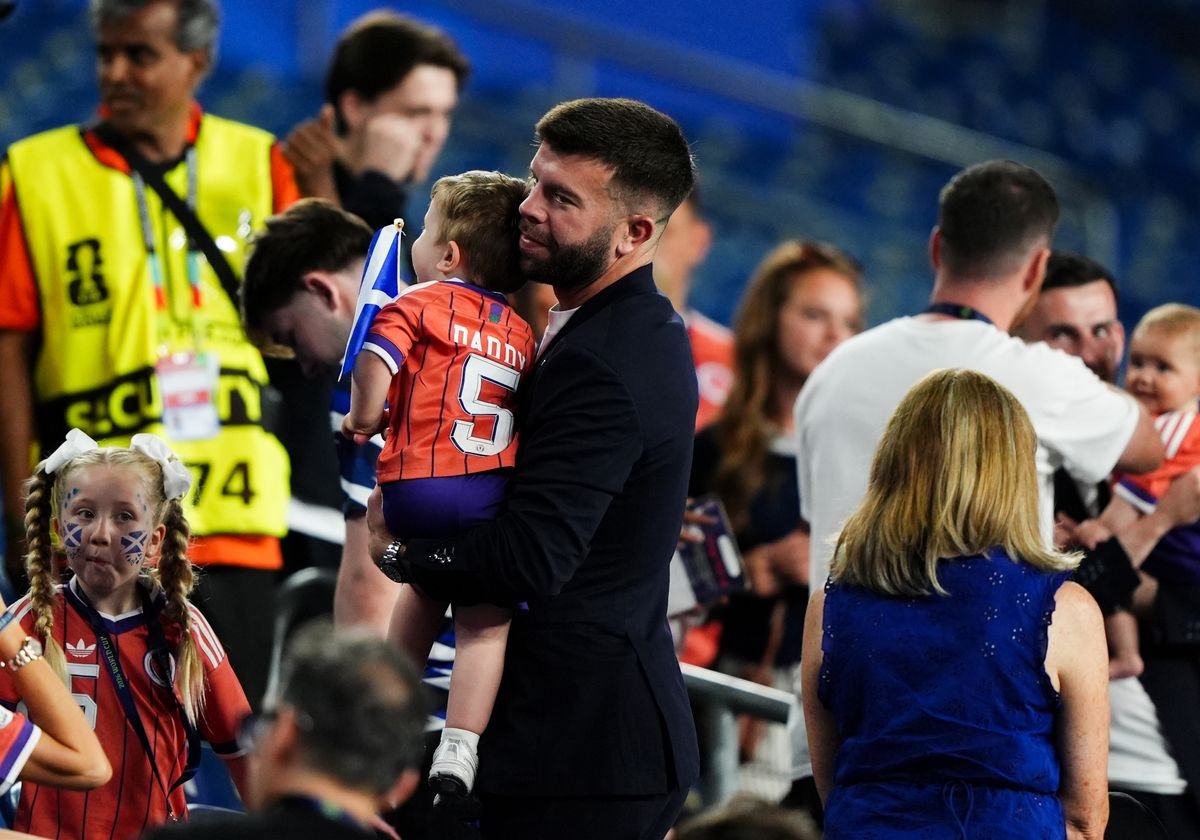 Grant Hanley ជាមួយកូនប្រុសពៅរបស់គាត់។
