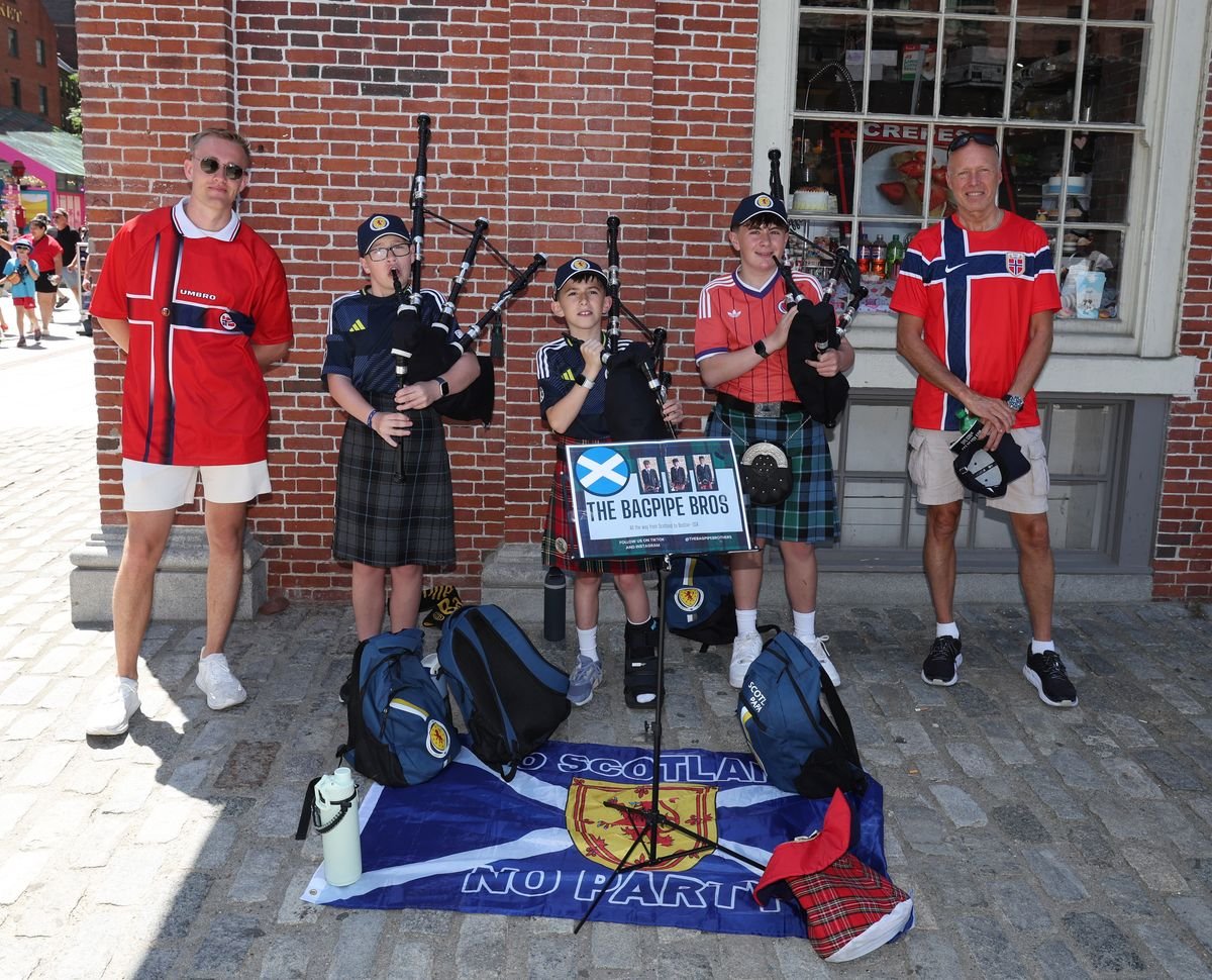 Brage Ulvstad និង Tore Ulvstad ថតជាមួយ The Bagpipe Bros