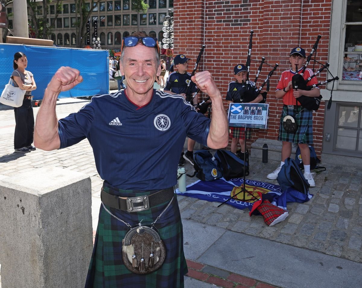 Proud Grandpa Sandy Dickson ជាមួយ The Bagpipe Bros នៅផ្ទៃខាងក្រោយ