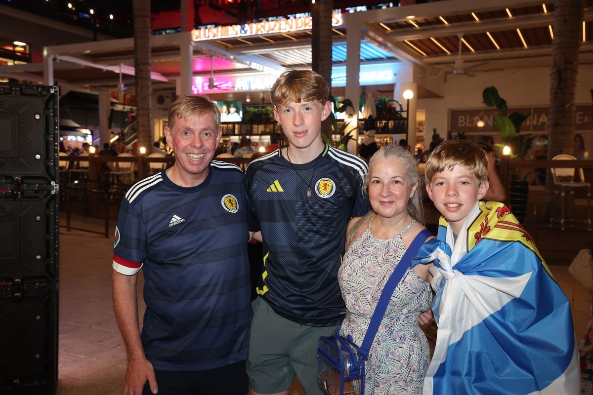 អ្នកគាំទ្រស្កុតឡេន Richard, Myles, Elaine និង Oscar Cook នៅ Miami