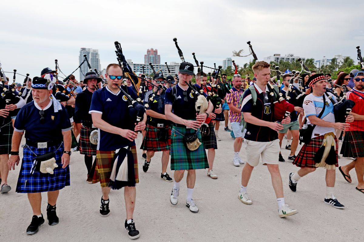 កងទ័ព Tartan ដើរក្បួននៅ South Beach ដ៏ល្បីល្បាញរបស់ Miami