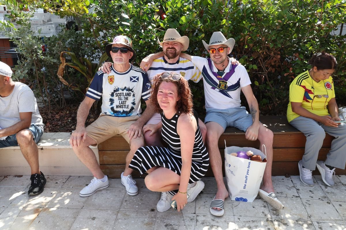Sandy Gray, Duncan Pirie, Lee Gray និងប្រពន្ធរបស់គាត់ Sarah 