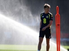 ឥទ្ធិពលខ្លាំងនៃកំដៅ World Cup ដែលកំពុងក្តៅគគុក បានបង្ហាញឱ្យឃើញនៅពេលដែលតារារបស់ស្កុតឡែនបានប្រកាសថាពួកគេនឹងញើសសម្រាប់ KILOS
