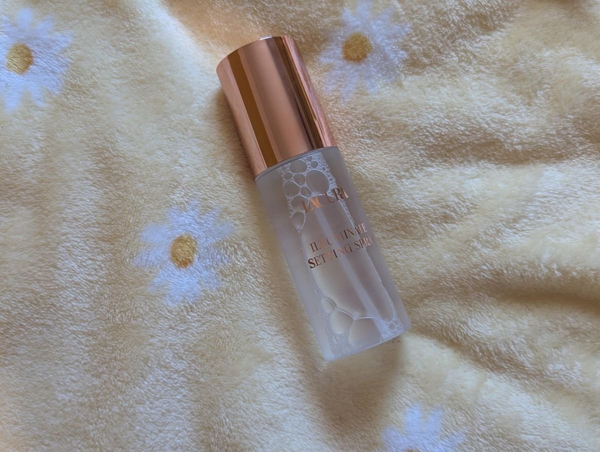 Lacura Illuminate Setting Spray នៅលើភួយពណ៌លឿង 