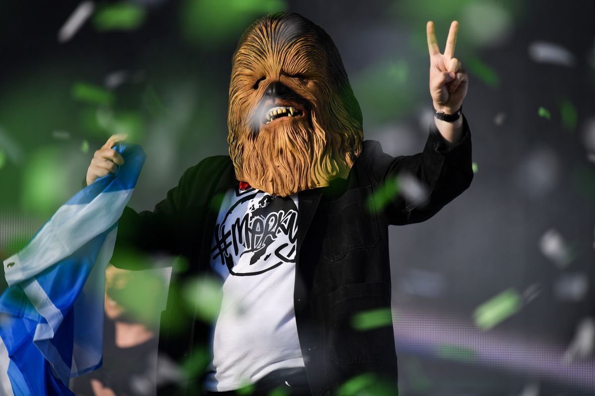 Lewis Capaldi មកដល់លើឆាកដោយពាក់របាំងមុខ Chewbacca ដើម្បីសម្តែងនៅលើឆាកសំខាន់ក្នុងអំឡុងពិធីបុណ្យ TRNSMT នៅ Glasgow Green
