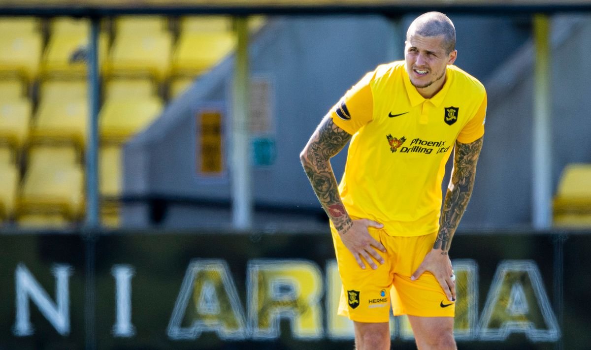 Lyndon Dykes នៅក្នុងសកម្មភាពសម្រាប់ Livingston