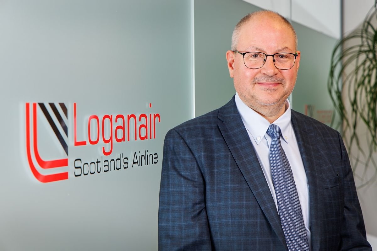 លោក Luke Farajallah ថៅកែ Loganair