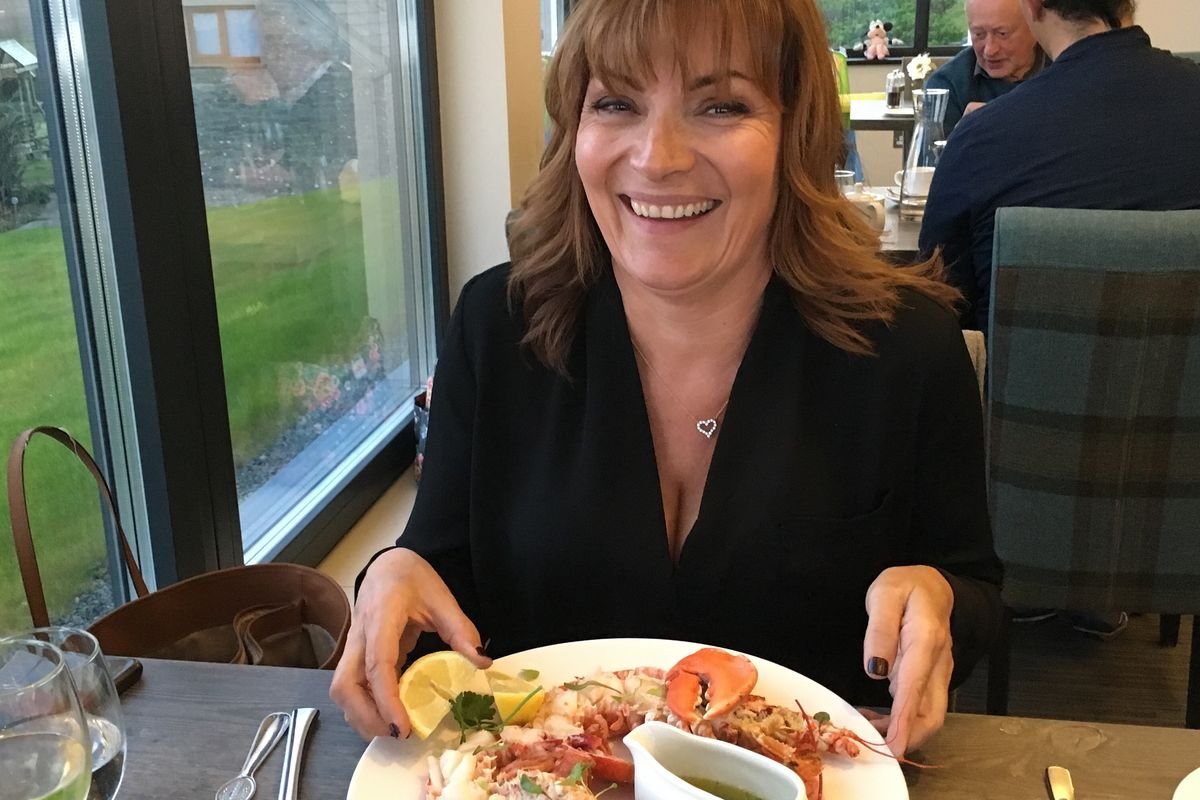 Lorraine Kelly – Orkney – Lorraine កំពុងញ៉ាំអាហារពេលល្ងាចនៅភោជនីយដ្ឋាន Foveran ដែលមានបន្ទប់