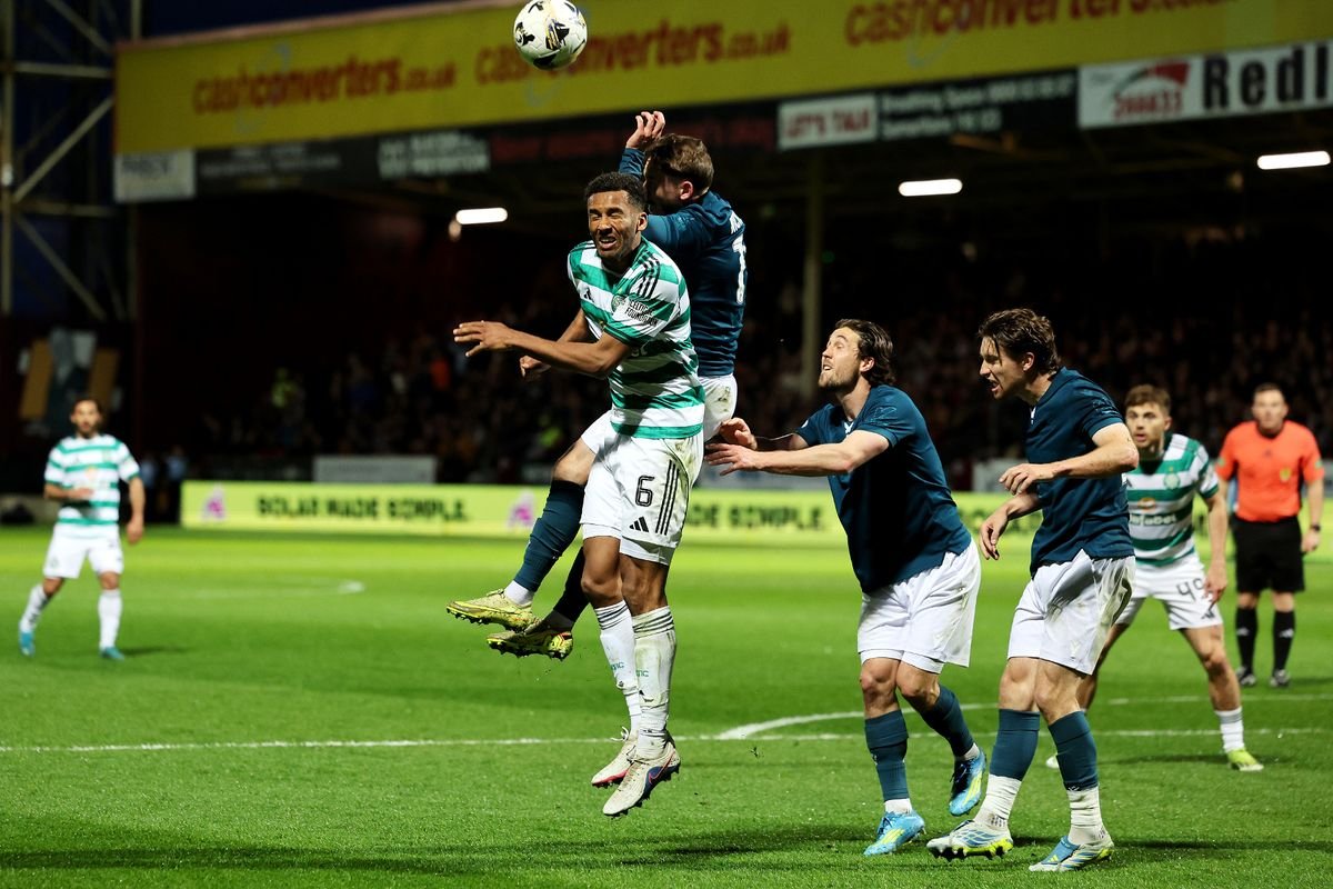 Sam Nicholson របស់ Motherwell បានបង្កកំហុសទៅលើ Auston Trusty របស់ Celtic (ឆ្វេង) នៅក្នុងតំបន់ប៉េណាល់ទី ដែលជាលទ្ធផលបាល់ពិន័យ