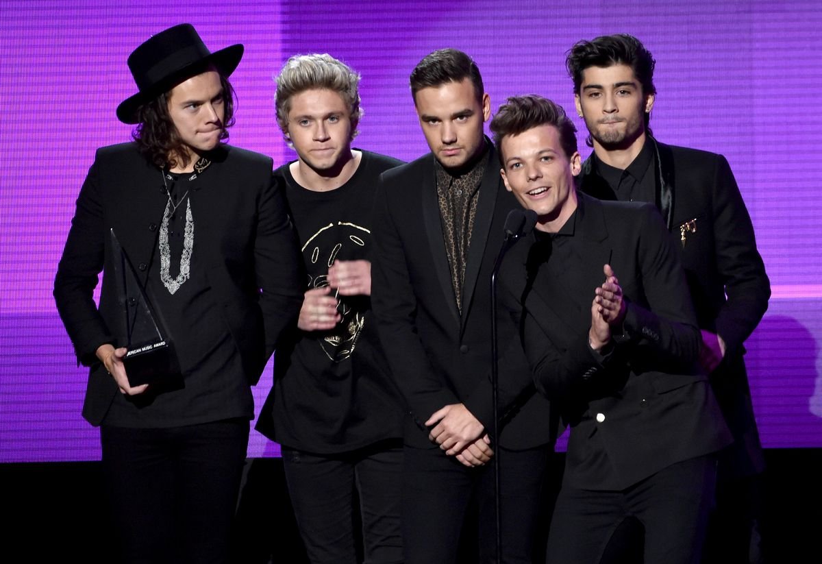 Harry Styles របស់ One Direction, Niall Horan, Liam Payne, Louis Tomlinson និង Zayn Malik ទទួលយកពានរង្វាន់ Favorite Pop/Rock Band/Duo/Group នៅលើឆាកក្នុងកម្មវិធី American Music Awards 2014