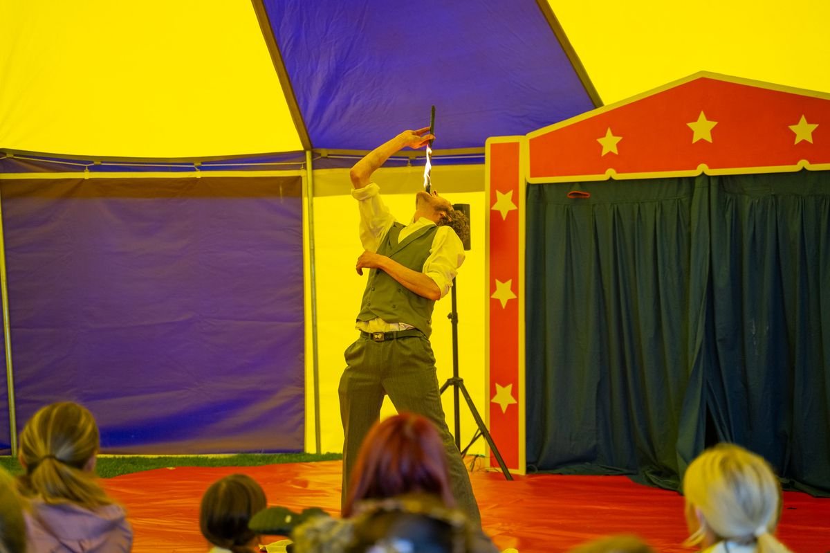 Andy the Fire Eater នៅ Girvan Tattie Fest 2025