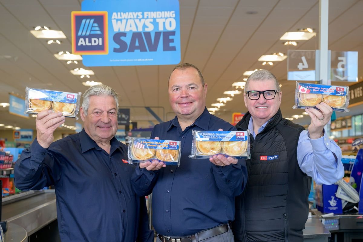Aldi កំពុងសហការជាមួយអ្នកដុតនំជនជាតិស្កុតឡេនដើម្បីបើកដំណើរការនំជាច្រើនដែលត្រូវបានបំផុសគំនិតដោយការប្រកួតបាល់ទាត់ពិភពលោកឆ្នាំ 2026