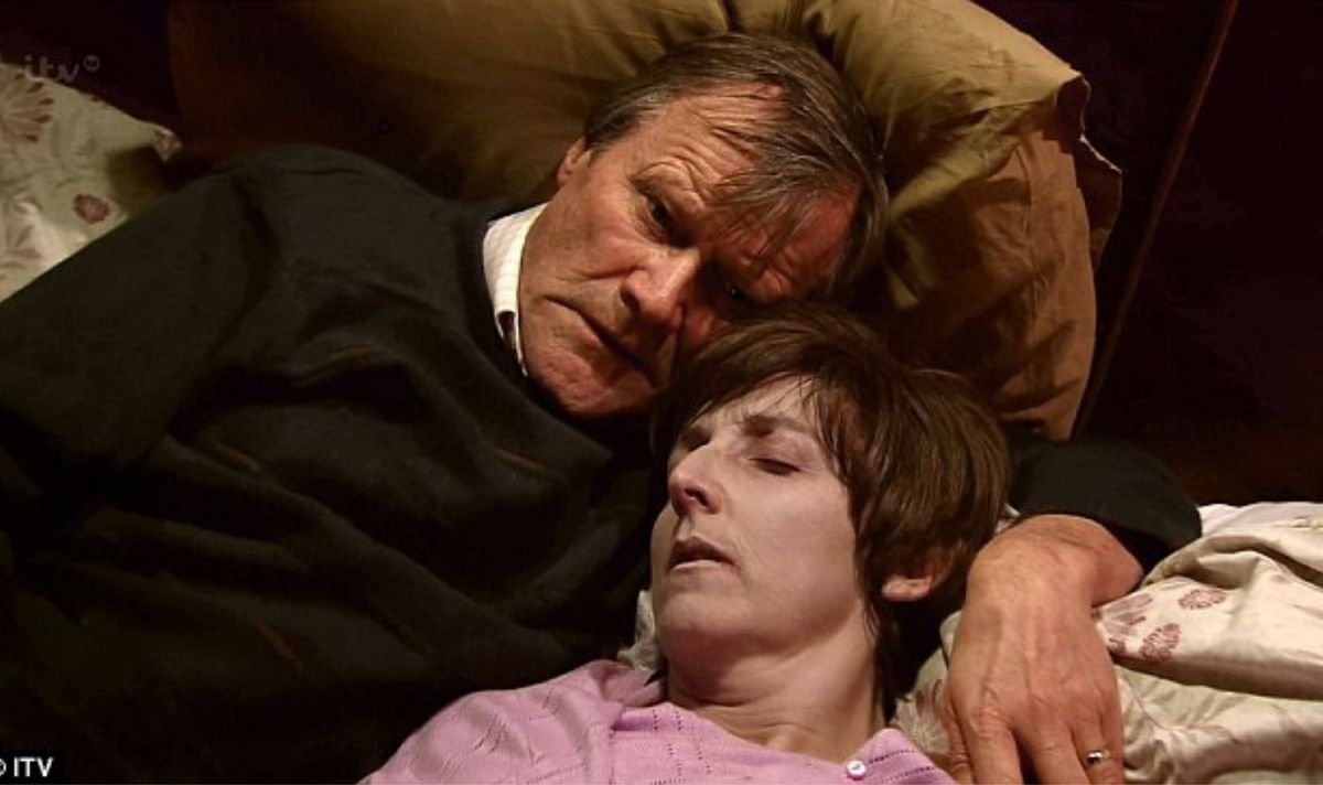Roy Cropepr ឱប Hayley Cropper ដែលបានស្លាប់នៅក្នុង Coronation Street