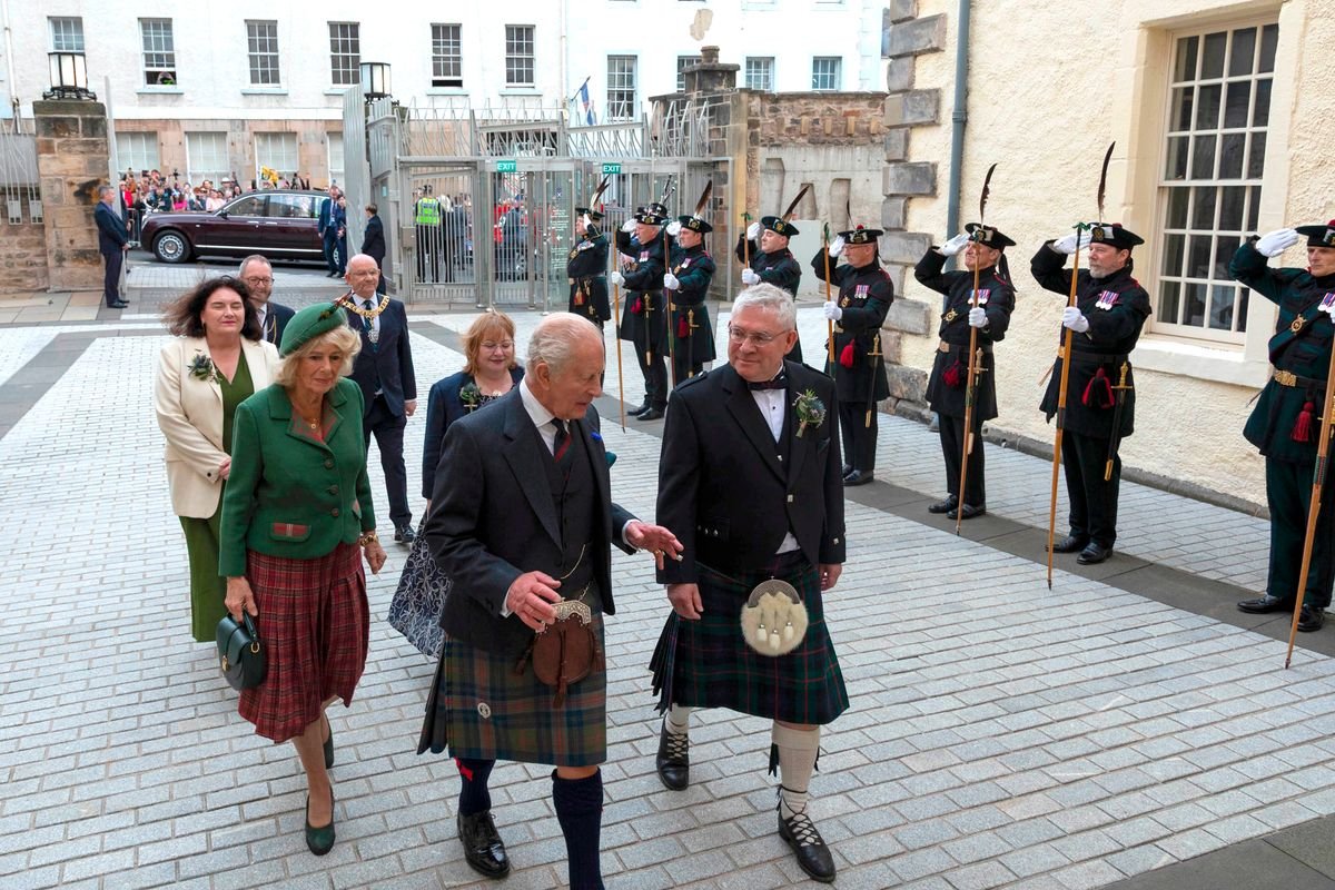 ស្តេច Charles III និយាយជាមួយមេដឹកនាំ Kenneth Gibson MSP និងម្ចាស់ក្សត្រី Camilla តាមគាត់នៅពេលពួកគេចូលរួមក្នុងការបើកសម័យប្រជុំលើកទី 7 នៃសភាស្កុតឡេន
