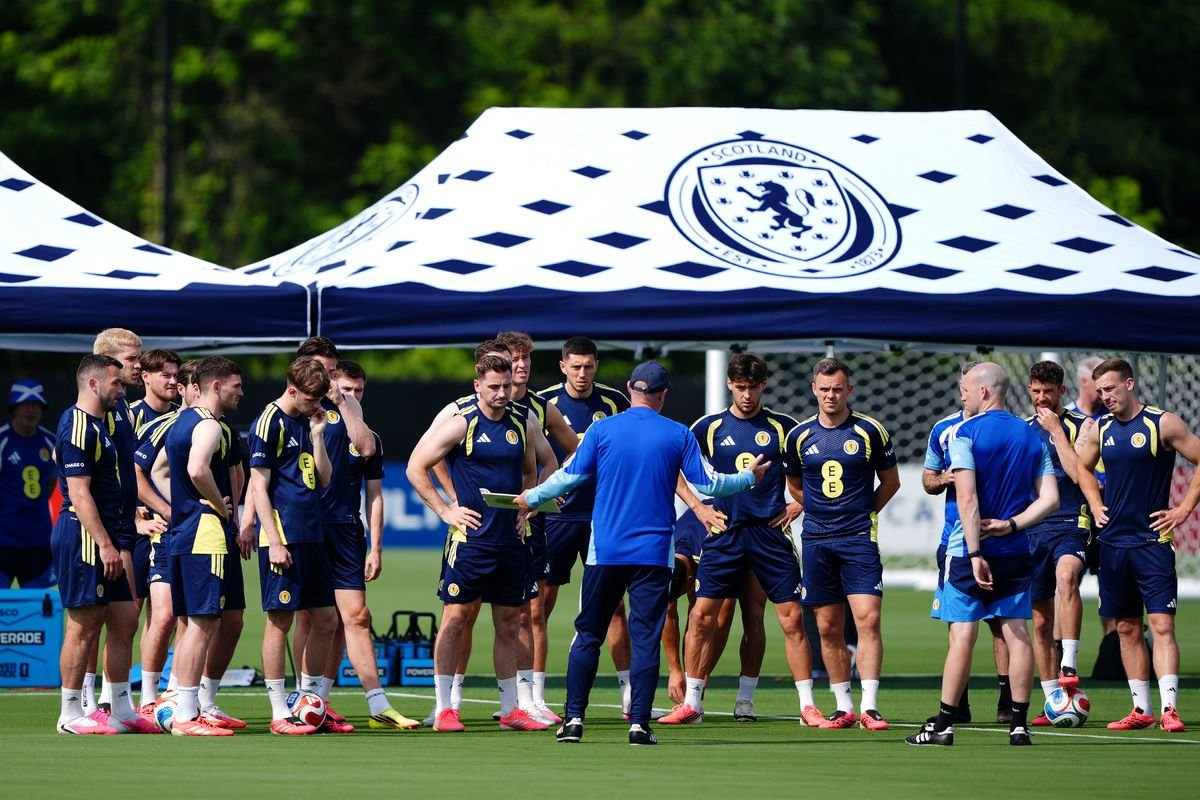 លោក Steve Clarke គ្រូបង្វឹកស្កុតឡេនជាមួយកីឡាករ