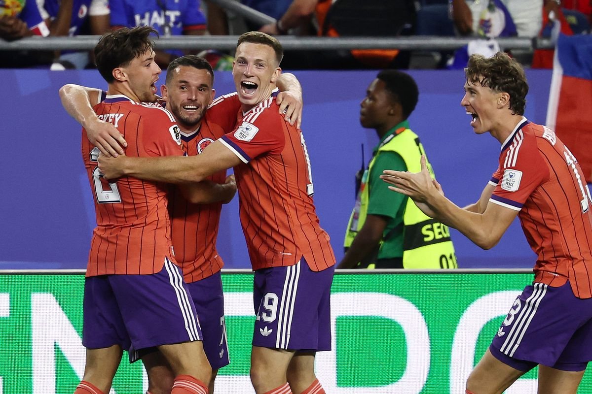 ខ្សែបម្រើស្កុតឡេនលេខ 07 John McGinn (ទី 2 ពីឆ្វេង) អបអរជាមួយមិត្តរួមក្រុមរបស់គាត់បន្ទាប់ពីស៊ុតបញ្ចូលទីគ្រាប់ដំបូងរបស់ក្រុមគាត់ក្នុងការប្រកួតបាល់ទាត់ពិភពលោកពូល C ឆ្នាំ 2026 រវាងប្រទេសហៃទី និងស្កុតឡែននៅកីឡដ្ឋាន Boston ក្នុងទីក្រុង Foxborough នៅថ្ងៃទី 13 ខែមិថុនា ឆ្នាំ 2026។
