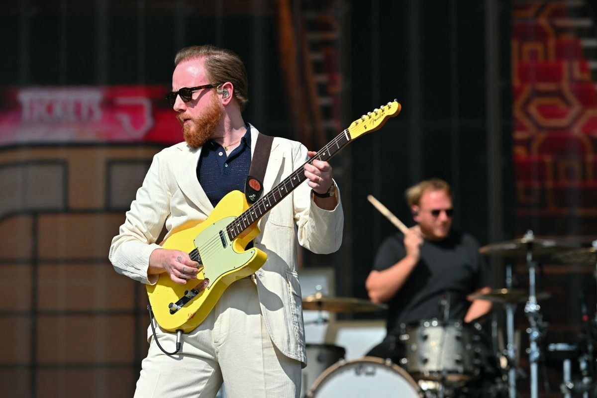 Alex Trimble មកពីក្រុមតន្រ្តីរ៉ុកអៀរឡង់ខាងជើង Two Door Cinema Club សំដែងនៅលើឆាកសំខាន់ក្នុងអំឡុងពិធីបុណ្យ TRNSMT នៅ Glasgow Green 