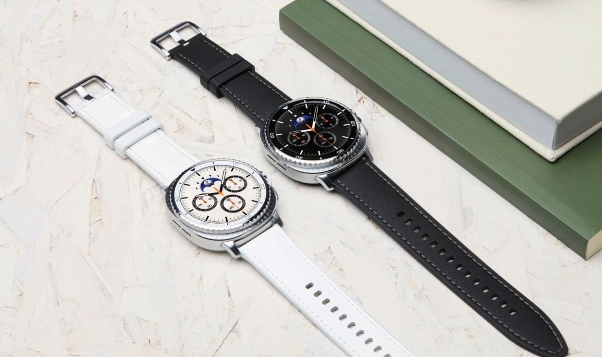 Samsung Galaxy Watch8 Classic ពណ៌ស និងខ្មៅ