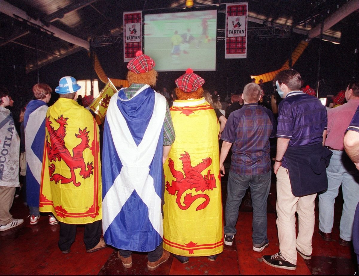 អ្នកគាំទ្រ Tartan Army នៅ Glasgow Green Watch Match ក្នុងខែមិថុនា ឆ្នាំ 1998