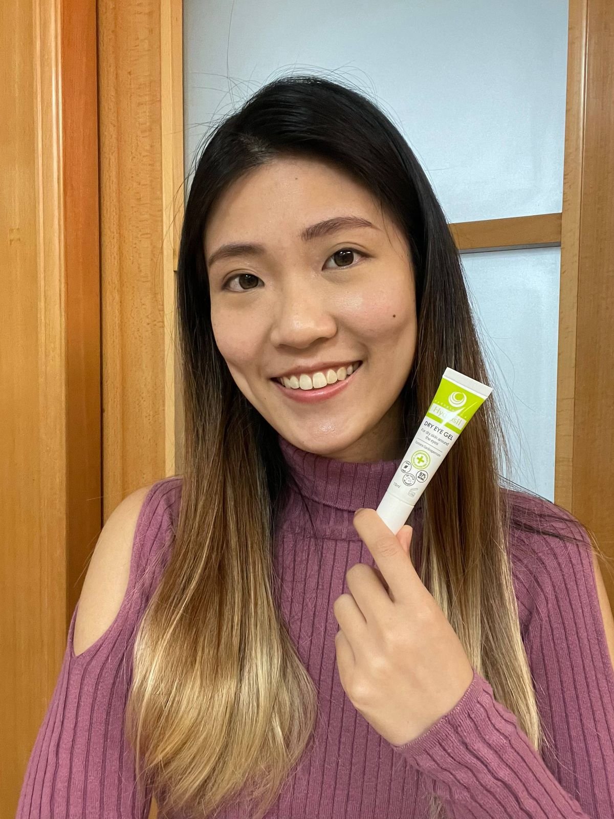 អ្នកប្រើប្រាស់កាន់ Hydrosil Dry Eye Gel