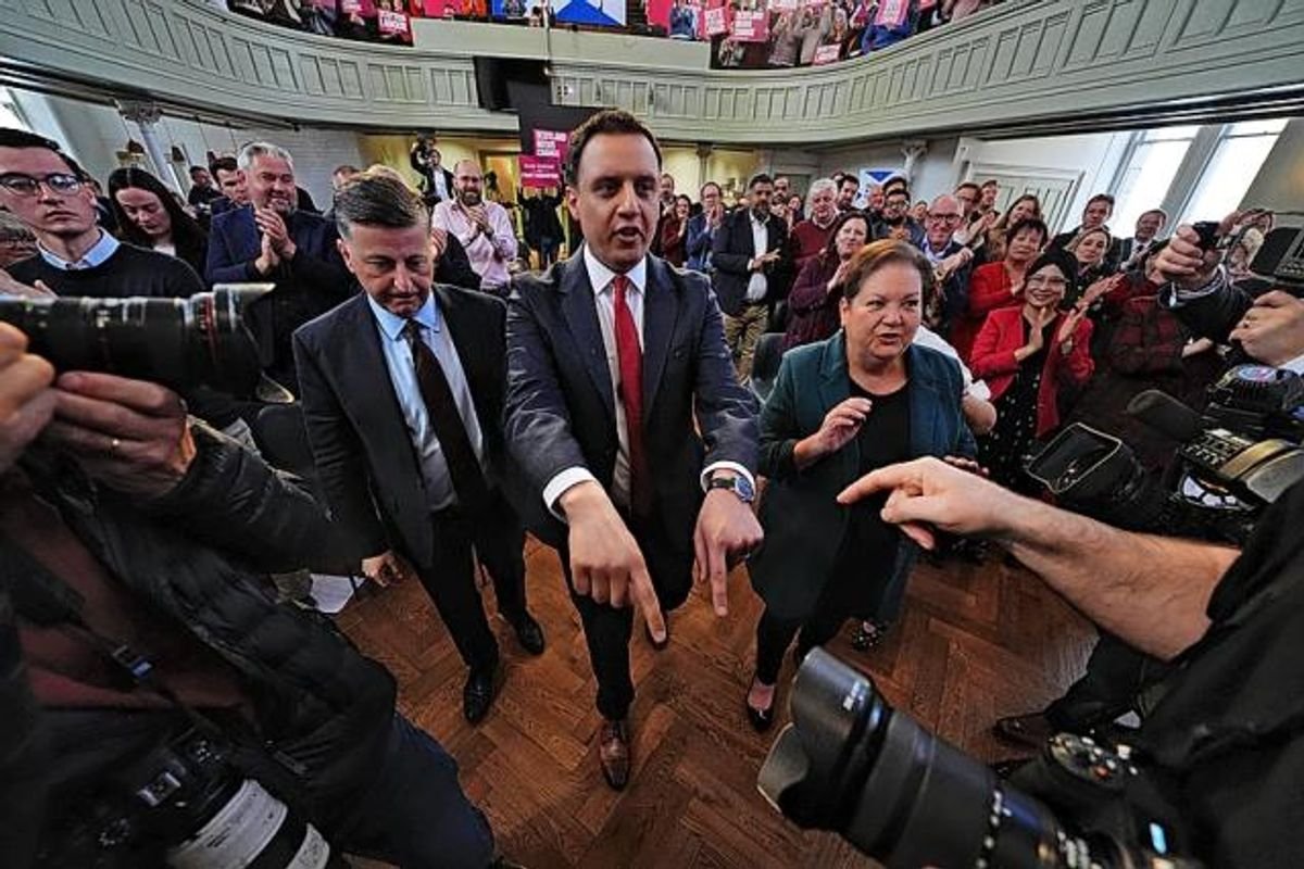 មេដឹកនាំការងារស្កុតឡេន Anas Sarwar ត្រូវបានអមដំណើរដោយអនុប្រធានការងារស្កុតឡេន Dame Jackie Baillie