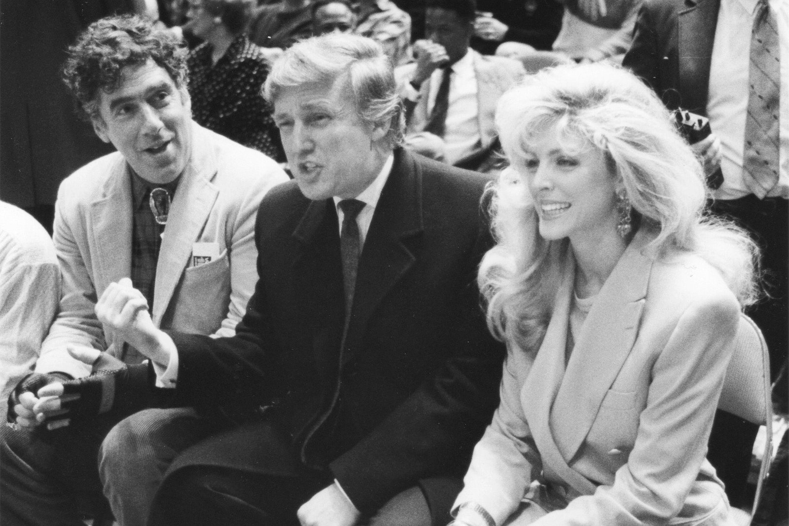 Trump ដែលបានថតរូបនៅទីលានប្រកួត Knicks ក្នុងឆ្នាំ 1991 ជាមួយប្រពន្ធទីពីររបស់គាត់គឺ Marla Maples និងតារា M*A*S*H Eliot Gould បានចូលរួមហ្គេម Knicks ប៉ុន្តែតើគាត់ពិតជាអ្នកគាំទ្រមែនទេ?