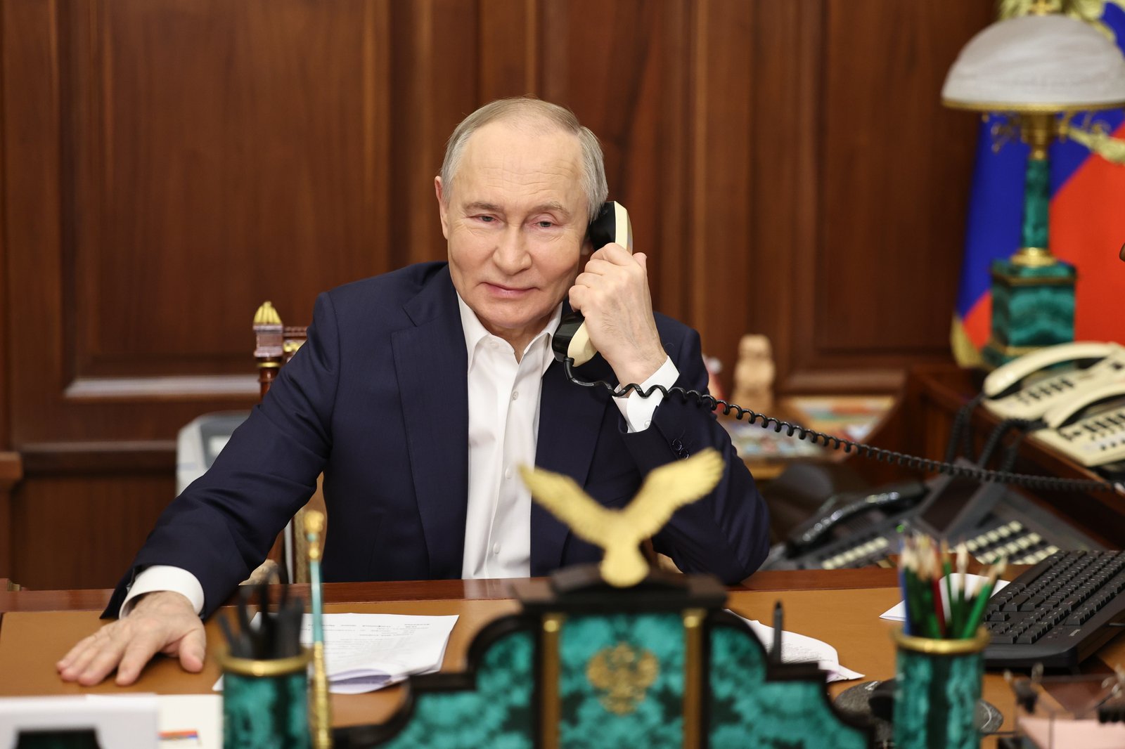 ប្រធានាធិបតីរុស្ស៊ីលោក Vladimir Putin និយាយតាមទូរស័ព្ទជាមួយ Arina Porkhal ក្មេងស្រីមកពី Gorlovka ក្នុងតំបន់ Donetsk ក្នុងទីក្រុង Moscow ប្រទេសរុស្សី ថ្ងៃទី 7 ខែមករា ឆ្នាំ 2025 ជាផ្នែកនៃយុទ្ធនាការសប្បុរសធម៌