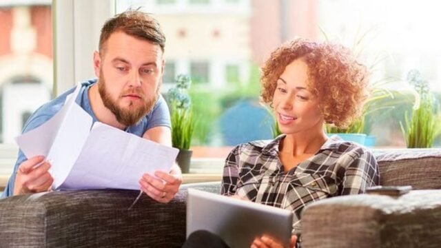 11_Couple-managing-the-home-finances.jpg