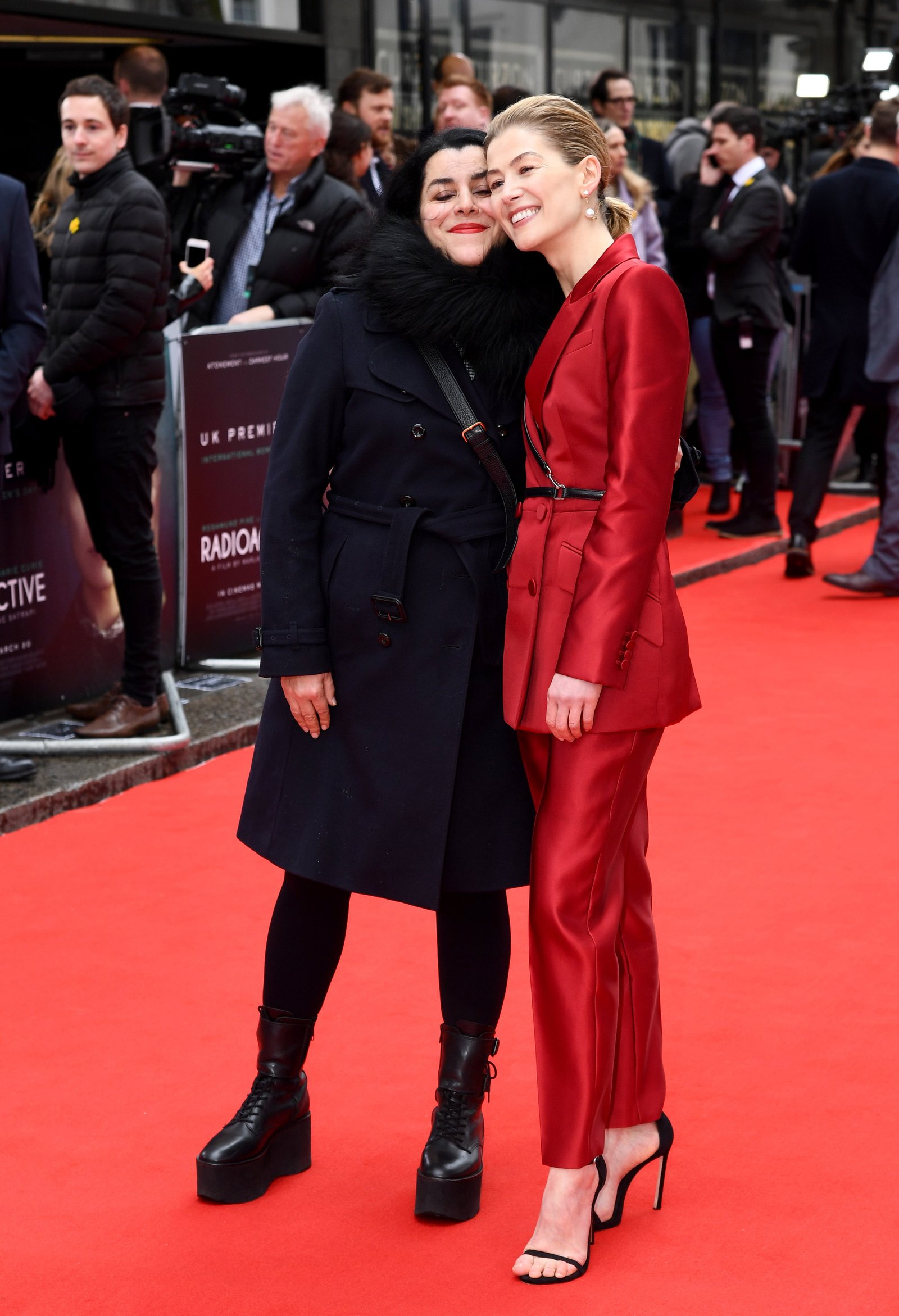 Marjane Satrapi, ឆ្វេង, ជាមួយ Rosamund Pike នៅឯការបញ្ចាំងភាពយន្ត Radioactive UK ក្នុងឆ្នាំ 2020