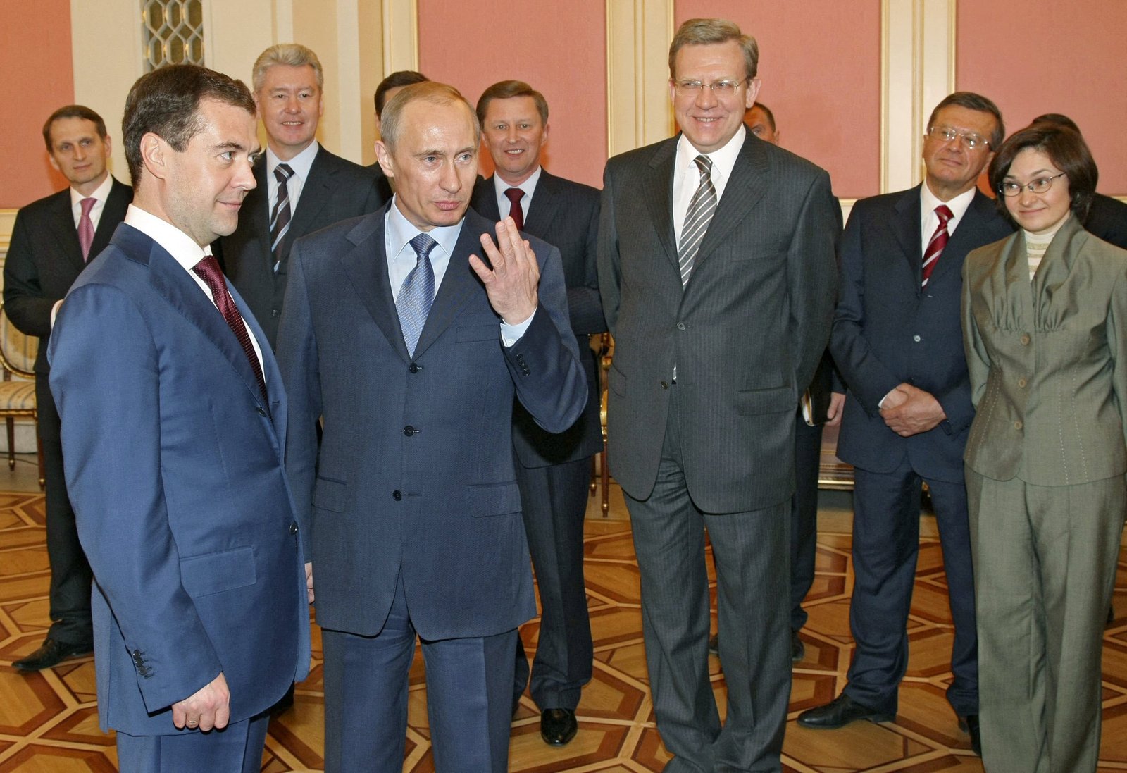 Elvira Nabiullina Nabiullina មើលលោក Vladimir Putin និយាយជាមួយ Dmitry Medvedev នៅទីក្រុងមូស្គូក្នុងឆ្នាំ 2008