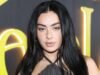 Charli XCX សារភាពថាមានបុគ្គលិកលក្ខណៈ Bombshell ដោយសារតែអាជីពរបស់នាង