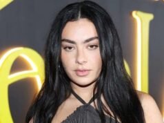 Charli XCX សារភាពថាមានបុគ្គលិកលក្ខណៈ Bombshell ដោយសារតែអាជីពរបស់នាង
